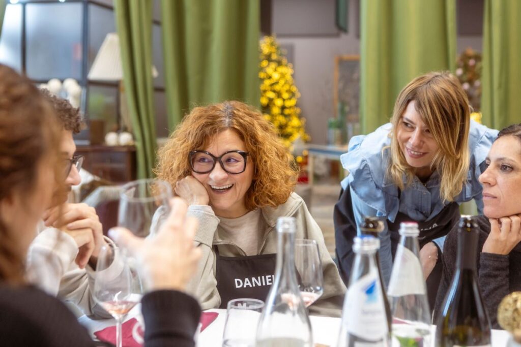 Team aziendale condivide un momento conviviale durante il team building In Cucina con lo Chef